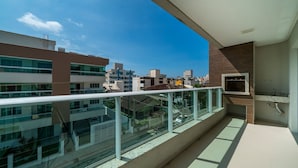 Een modern appartement met een balkon met uitzicht op een stadsbeeld.