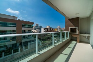 Een modern appartement met een balkon met uitzicht op een stadsbeeld.
