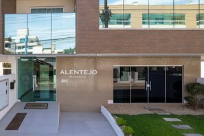 Un bâtiment moderne avec une entrée en verre portant l’inscription « ALENTEJO 357 RESIDENCIAL ».