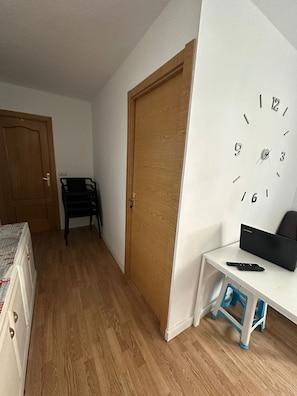 Living area - Fast Single Rooms (Madrid)