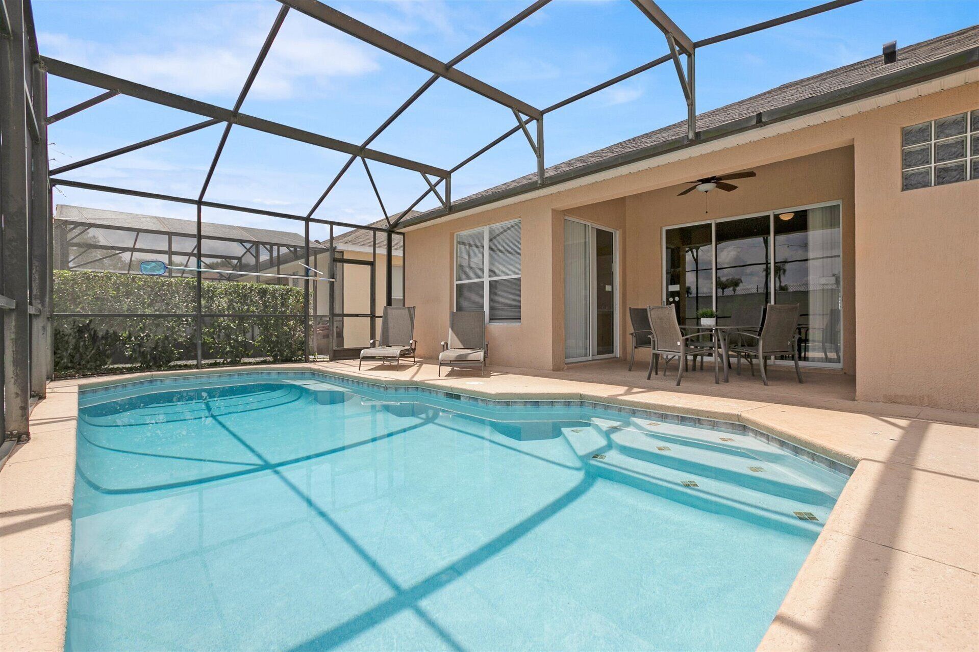 Een binnenzwembad en een buitenzwembad