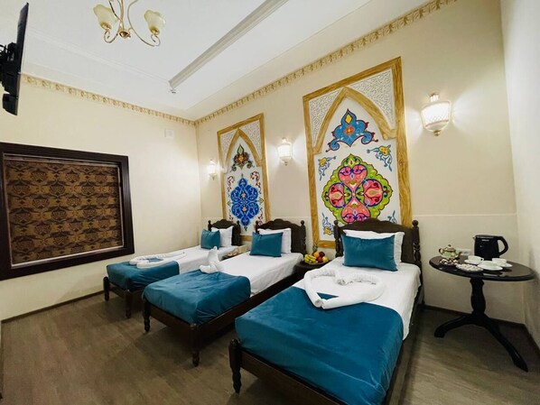 Habitación triple clásica | Escritorio, espacio para trabajar con un portátil, cortinas opacas