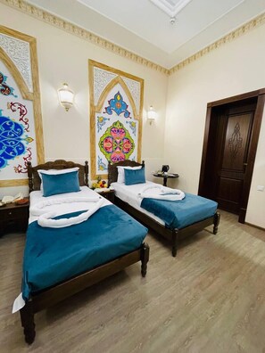 Escritorio, espacio para trabajar con un portátil, cortinas opacas