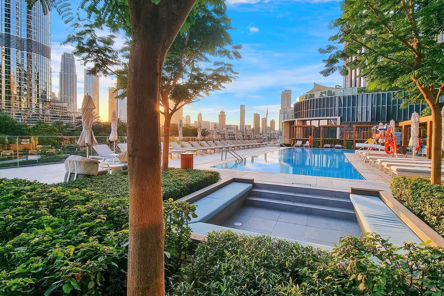 Una piscina al aire libre