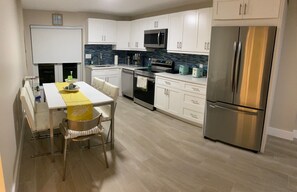 Fridge, microwave, oven, stovetop - Charming Home in Key Largo (Key Largo)