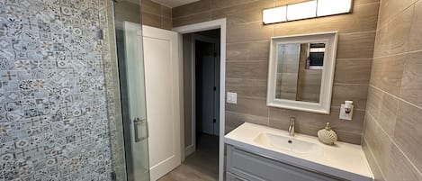 Regadera, secadora de cabello, toallas, jabón