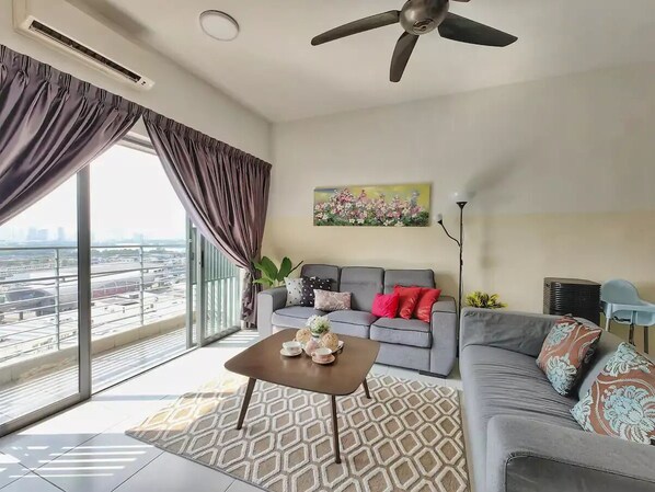 Living area - Sunset view Apt perfect for Biz/Family @ SetiaWalk
(Puchong)