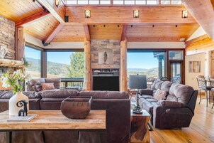 Una televisión, una chimenea