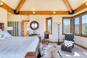 8 bedrooms, desk, iron/ironing board - Topaz Estate by Avantstay Luxe Home, Pool + View (Silverthorne)