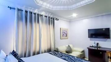 Habitación ejecutiva | Escritorio, espacio para trabajar con laptop y cortinas blackout