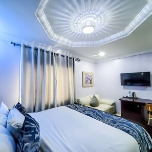 Kamar Eksekutif | Meja kerja, ruang kerja ramah laptop, dan tirai kedap cahaya