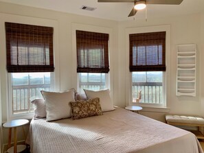 3 bedrooms, travel crib, WiFi, bed sheets - New home with panoramic Gulf views directly on the beach in Matagorda! (Matagorda)