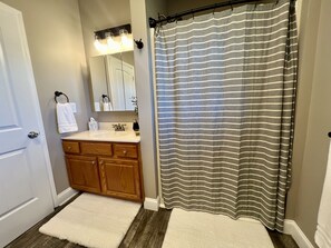 Shower, hair dryer, towels, toilet paper - Quite Comfy Tiny Home in Rockford #TinyRock (Rockford)