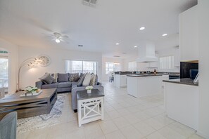 Interior - 606-Huge 5 Bed Vacation Rental Home with Private Pool Newly Renovated and Clean! (Kissimmee)