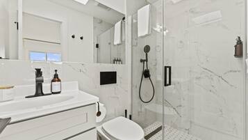 Dusch, hårtork och handdukar