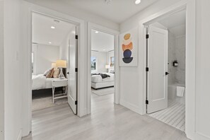 2 habitaciones, escritorio y tabla de planchar con plancha 