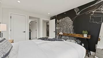 2 sovrum, skrivbord, strykjärn/strykbräda och resesäng