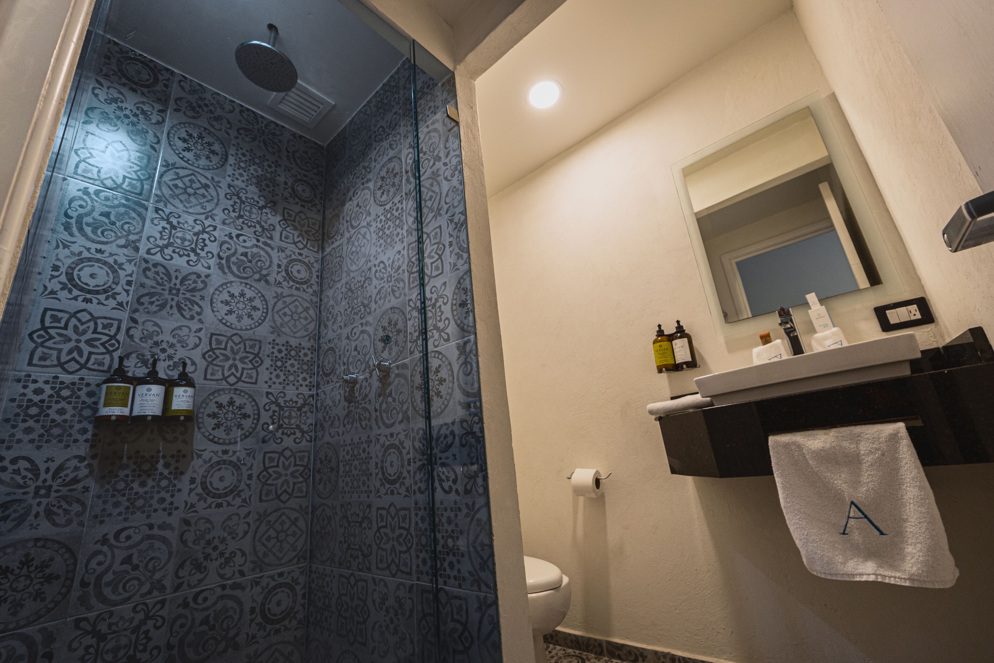 Doppia Deluxe, 2 letti queen | Bagno | Set di cortesia gratuito, asciugacapelli, asciugamani, sapone