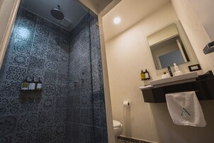 Deluxe-dobbeltværelse - 2 queensize-senge | Badeværelse | Gratis toiletartikler, hårtørrer, håndklæder, Sæbe