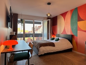1 chambre, bureau, fer et planche à repasser, lit de bébé portatif
