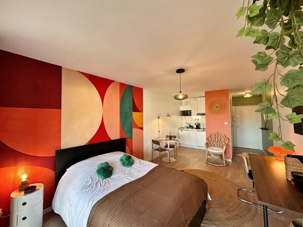 1 chambre, bureau, fer et planche à repasser, lit de bébé portatif