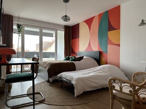 1 chambre, bureau, fer et planche à repasser, lit parapluie