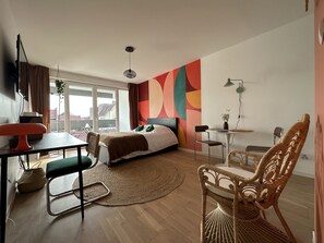 1 chambre, bureau, fer et planche à repasser, lit parapluie
