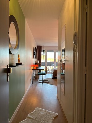 1 chambre, bureau, fer et planche à repasser, lit parapluie
