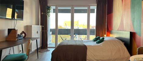 1 chambre, bureau, fer et planche à repasser, lit parapluie