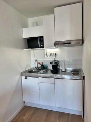 Kühlschrank, Mikrowelle, Ofen, Herdplatte