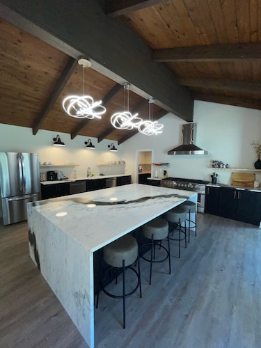 Welcome to the Sip! 7 bed 9 bath party house. Create your own grove party! 