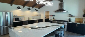 Welcome to the Sip! 7 bed 9 bath party house. Create your own grove party! 