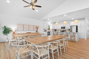 Dining - Light + Bright .1.7 MI TO SDC. Game room, Hot tub! (Indian Point)