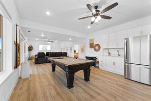 Game room - Light + Bright .1.7 MI TO SDC. Game room, Hot tub! (Indian Point)