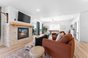 Smart TV, chimenea y futbolito 