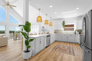 Fridge, microwave, oven, stovetop - Lux + Bright. Bunkroom, Gym, Lazy River! (Kimberling)