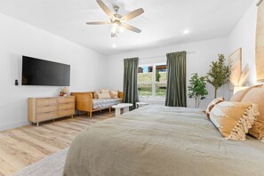 7 soverom, skrivebord, strykejern/-brett og reiseseng for barn