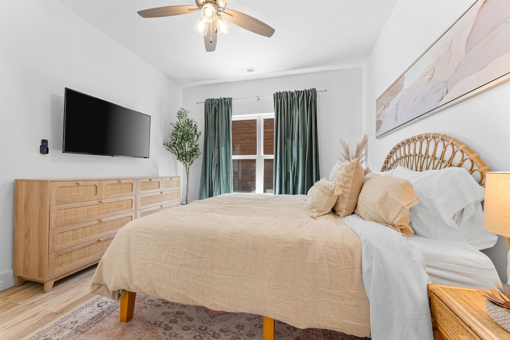 7Br LUXURY + STUNNING Lakeview Petfriendly Kimberling City Vrbo