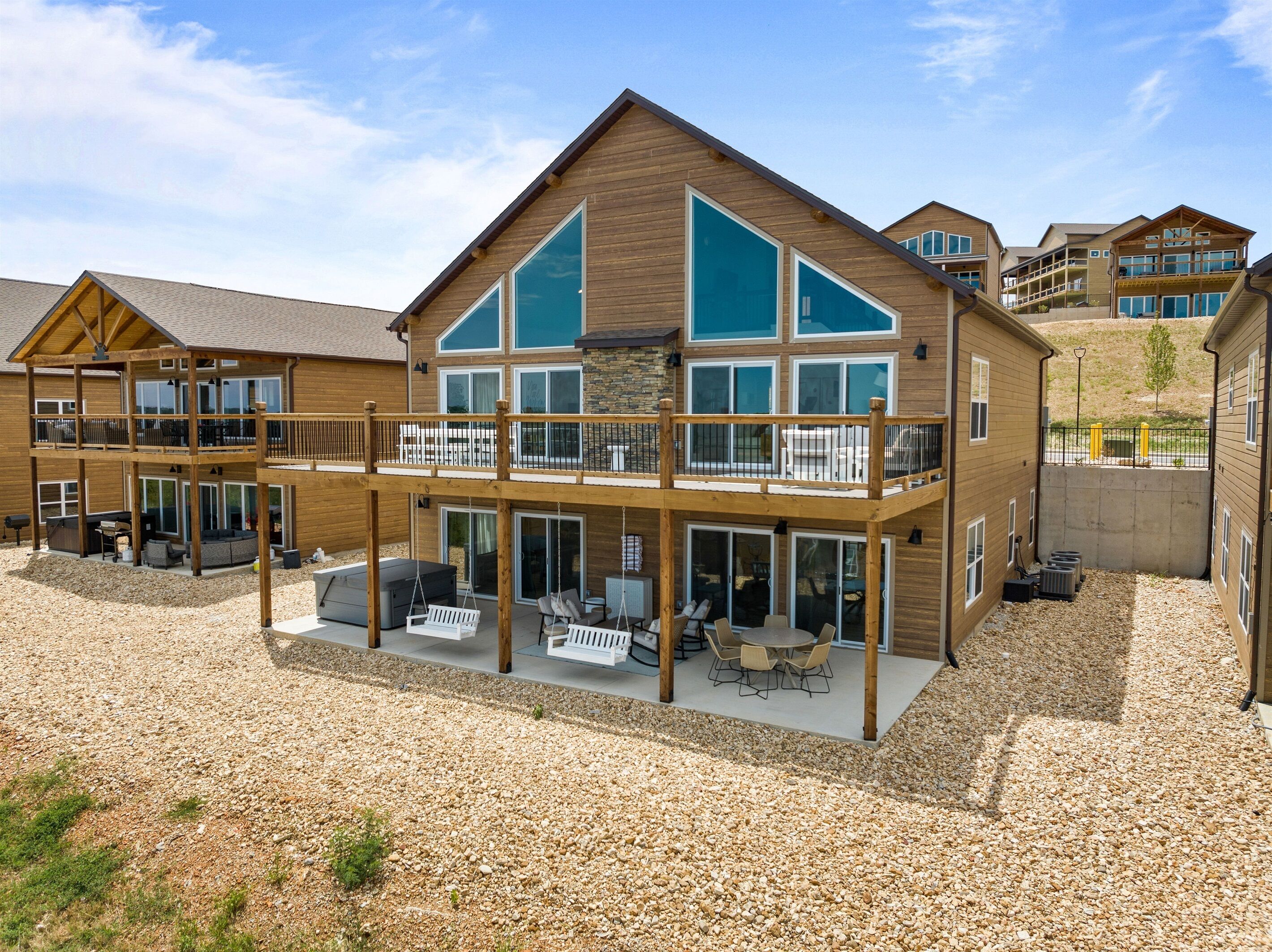 *LUX* + *BRIGHT*. Lakeview Retreat. Sleeps max 16.
