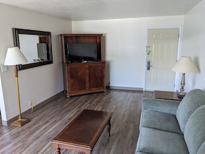 Living area - Hi-Lo Motel, Cafe and RV Park Mount Shasta Area (Weed)