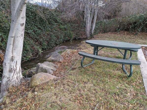 BBQ/picnic Area - Hi-Lo Motel, Cafe and RV Park Mount Shasta Area (Weed)