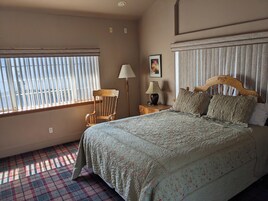 Quarto solteiro premium | Escrivaninha, espaço de trabalho para notebook