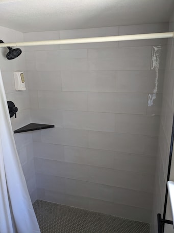 Apartment | Bathroom. Hi-Lo Motel, Cafe and RV Park Mount Shasta Area