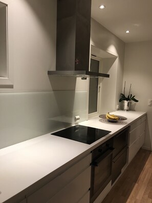 Réfrigérateur, un four, surface de cuisson, lave-vaisselle