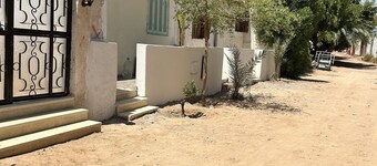 2 min walk to the Sea / shared garden with sky view ,Wi-Fi , pet friendly