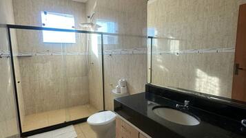 Ducha, cabezal de ducha tipo lluvia, secador de pelo, toallas