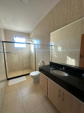 Shower, rainfall showerhead, hair dryer, towels - Pousada Aroeira Hospedagem (Arraial do Cabo)