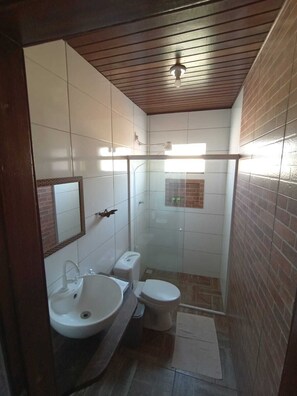 Shower, free toiletries, hair dryer, towels - Pousada Vô Lica  (Penha)