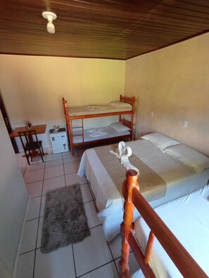 Quarto Quíntuplo | Desk, laptop workspace, free WiFi, bed sheets - Pousada Vô Lica  (Penha)