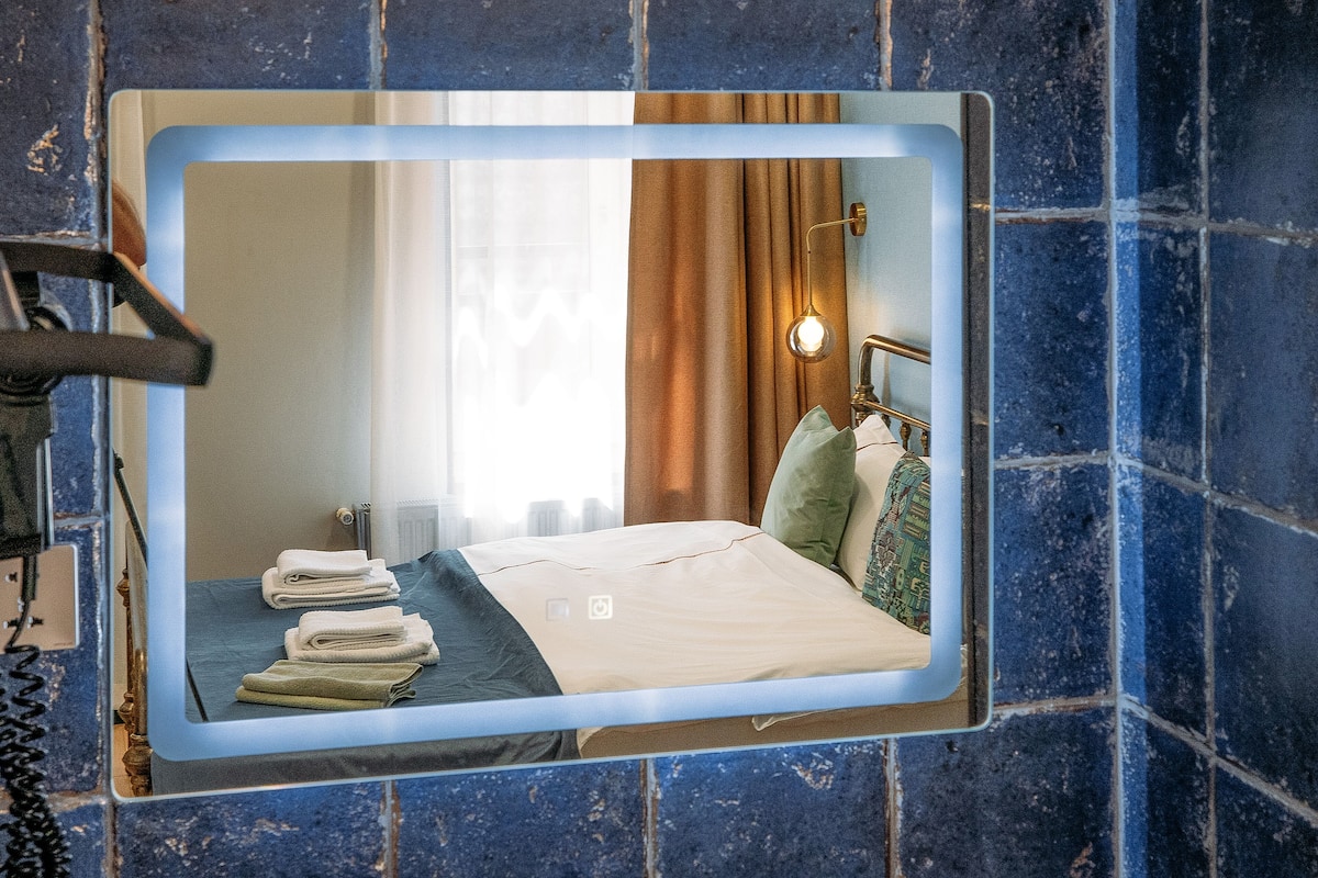 Kamar Double Romantis | Kamar mandi | Perlengkapan mandi gratis, pengering rambut, jubah mandi, dan sandal